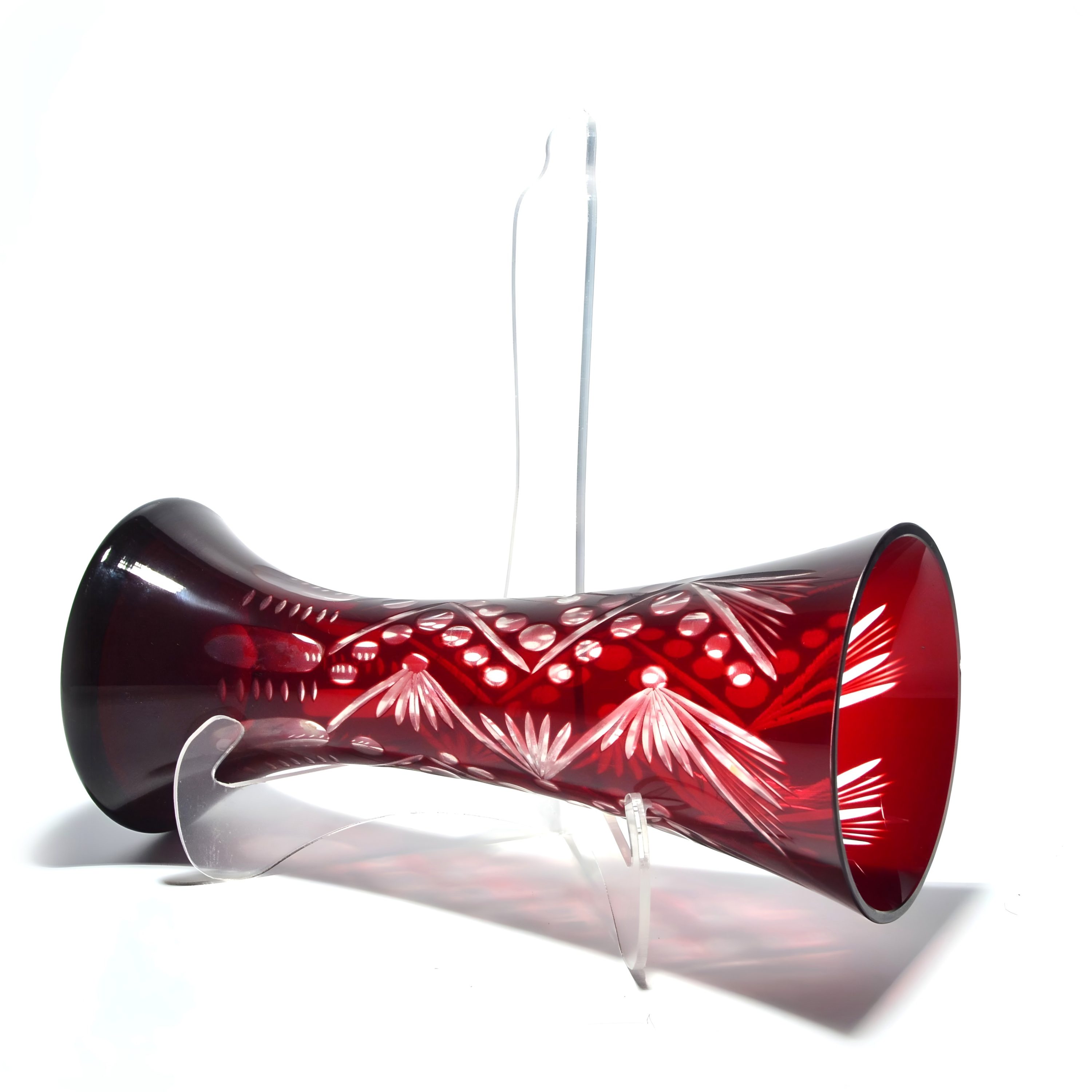 Böhmische Rote Schnittglas-Kristallvase - Handgefertigtes Vintage-Dekorationsstück - Eleganter Strahlen-Mittelpunkt
