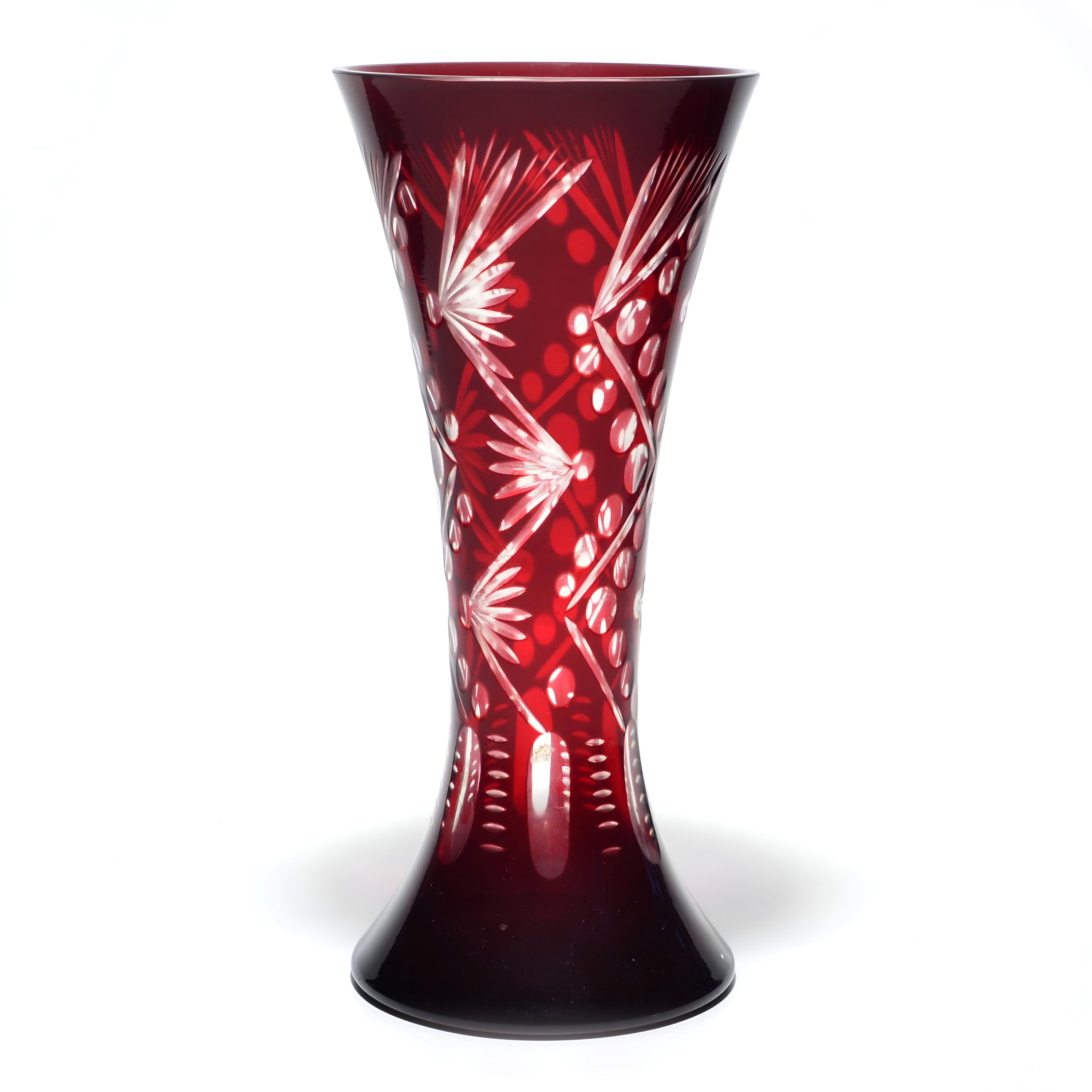Böhmische Rote Schnittglas-Kristallvase - Handgefertigtes Vintage-Dekorationsstück - Eleganter Strahlen-Mittelpunkt