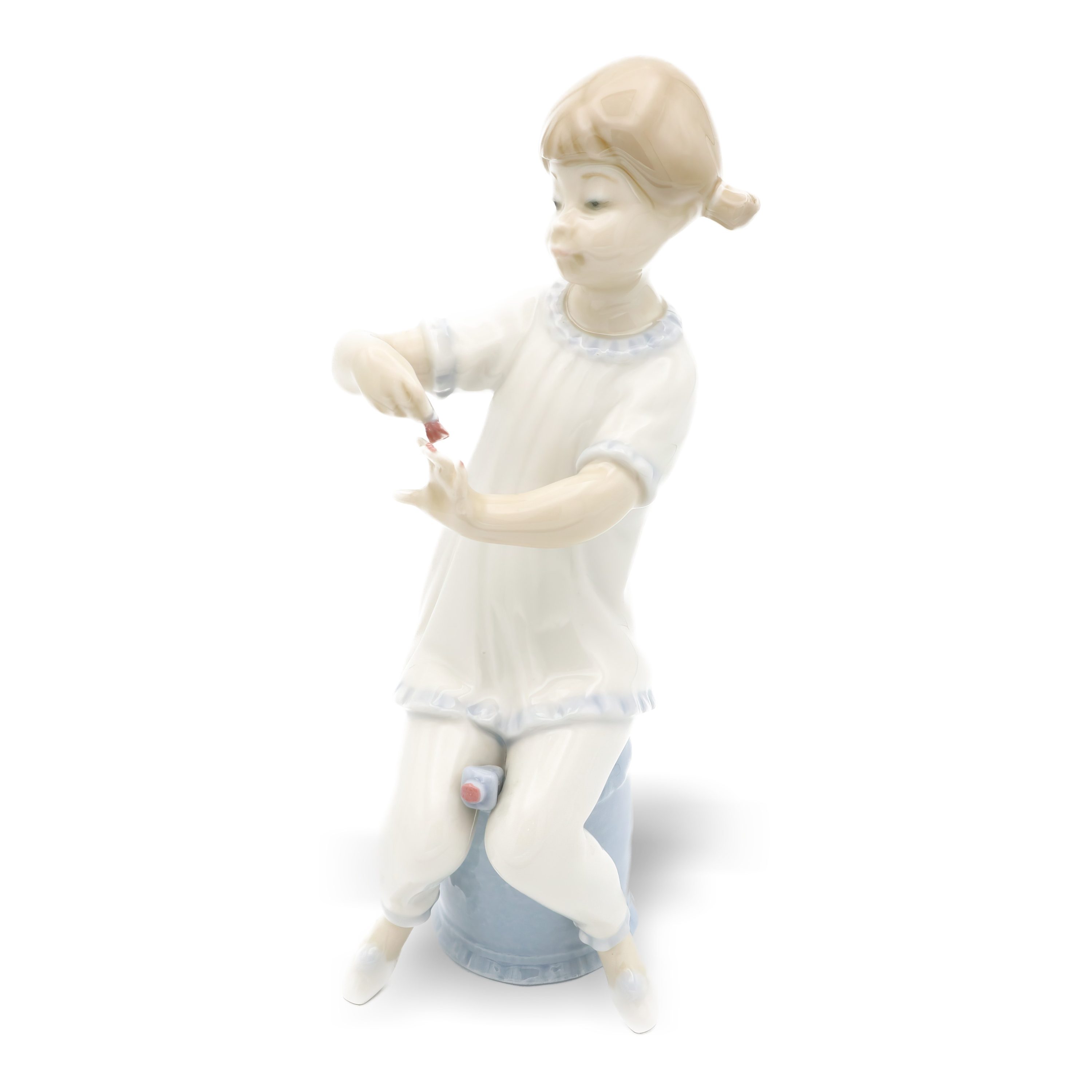 Lladro Mädchen, Das Sich Die Nägel Lackiert, Eingestellte Lladro Figur, Vintage Skulptur, Sammlerstück Aus Porzellan, Keramik Kunstwerk