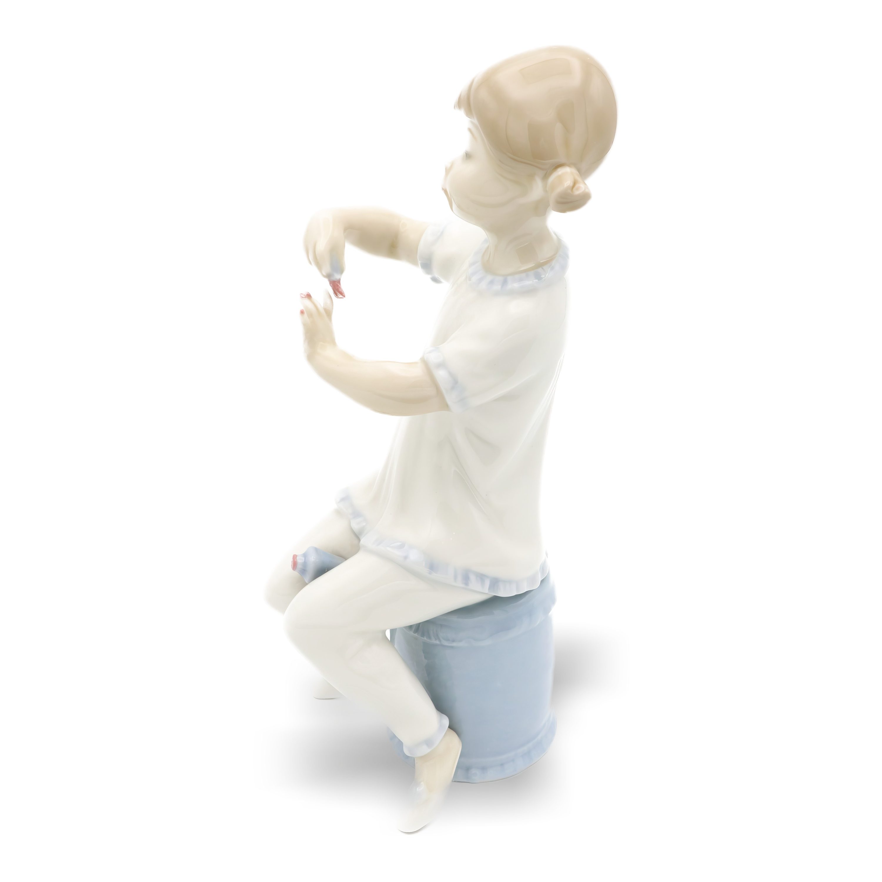 Lladro Mädchen, Das Sich Die Nägel Lackiert, Eingestellte Lladro Figur, Vintage Skulptur, Sammlerstück Aus Porzellan, Keramik Kunstwerk