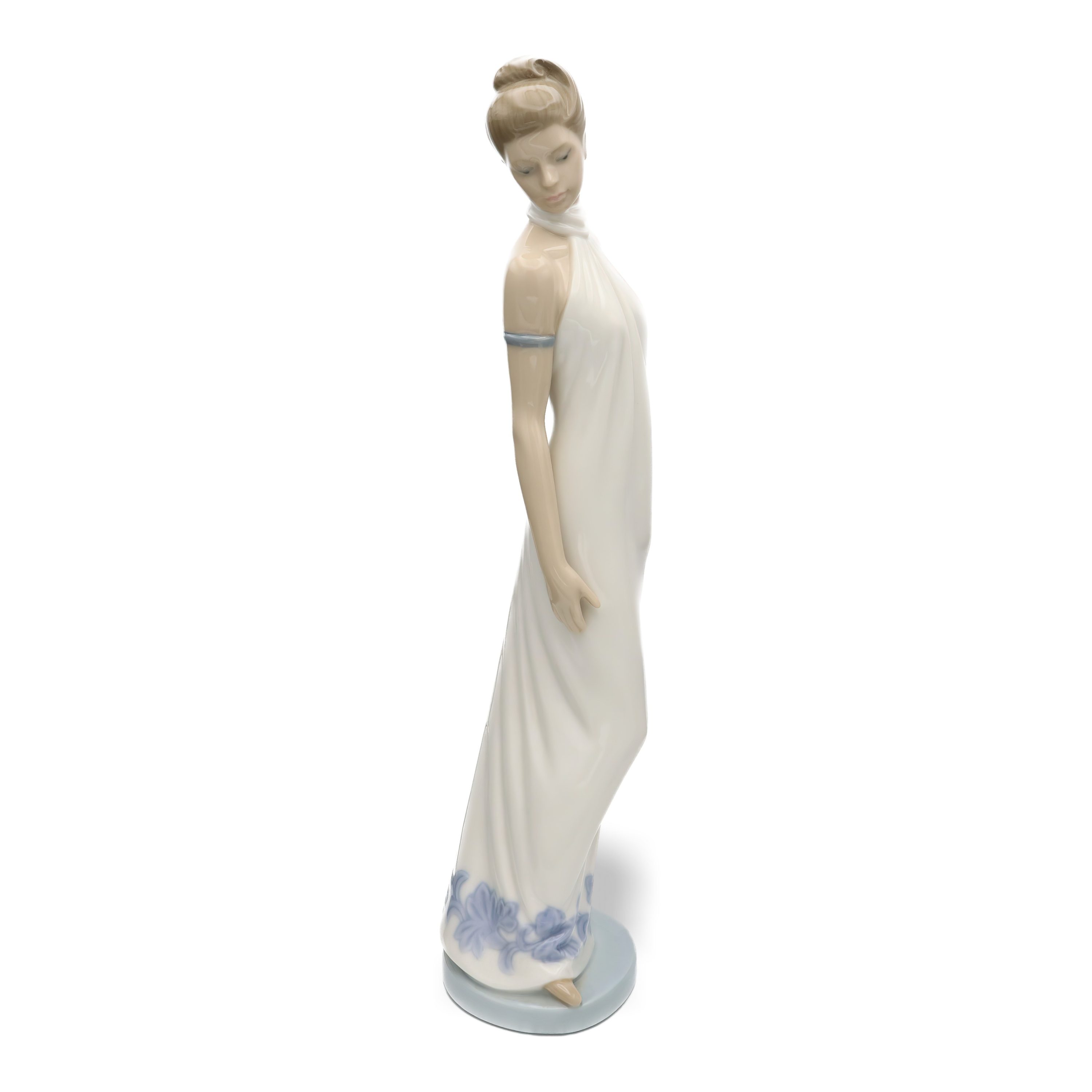 Nao Weißes Kleid Figur Von Lladro, Elegante Porzellanskulptur