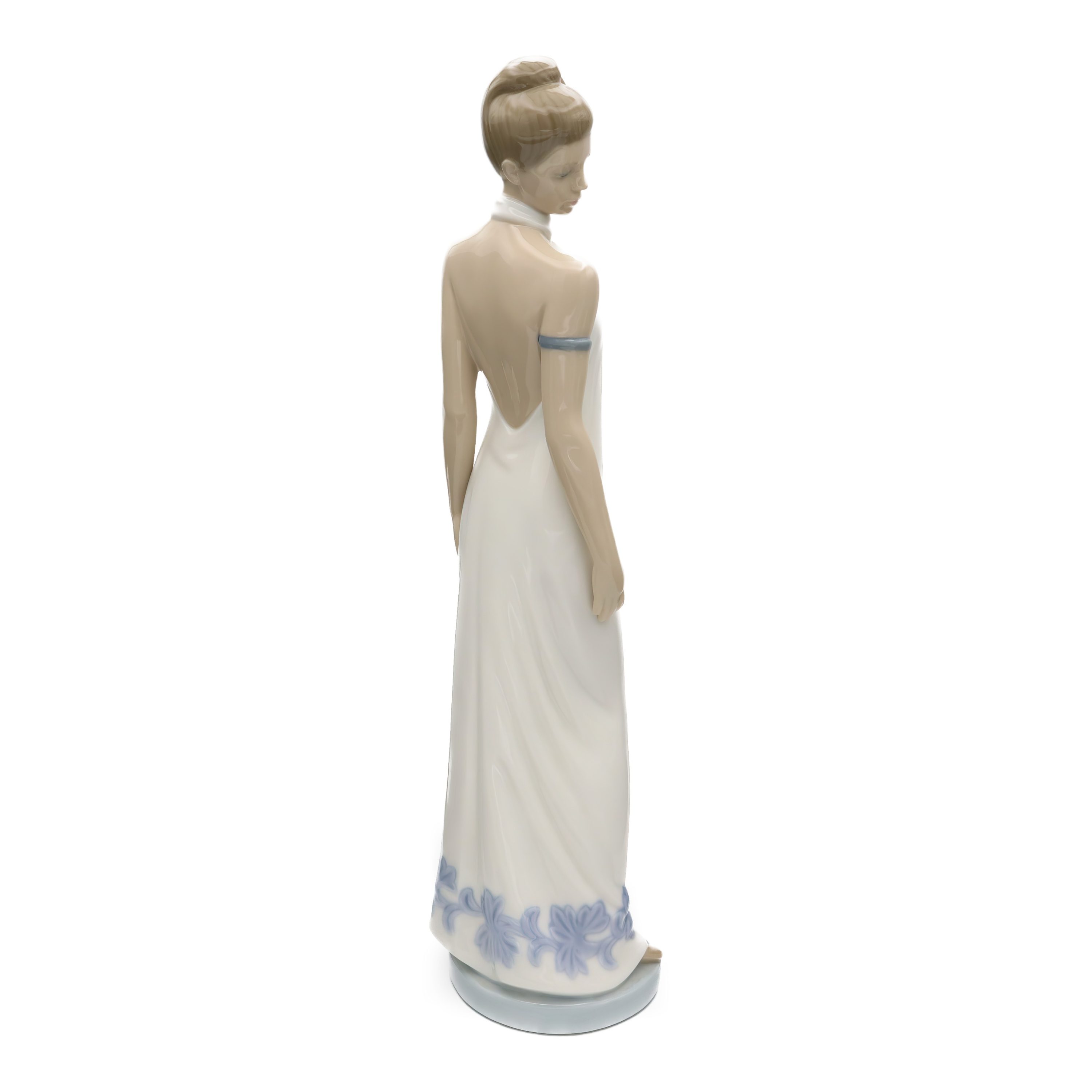 Nao Weißes Kleid Figur Von Lladro, Elegante Porzellanskulptur