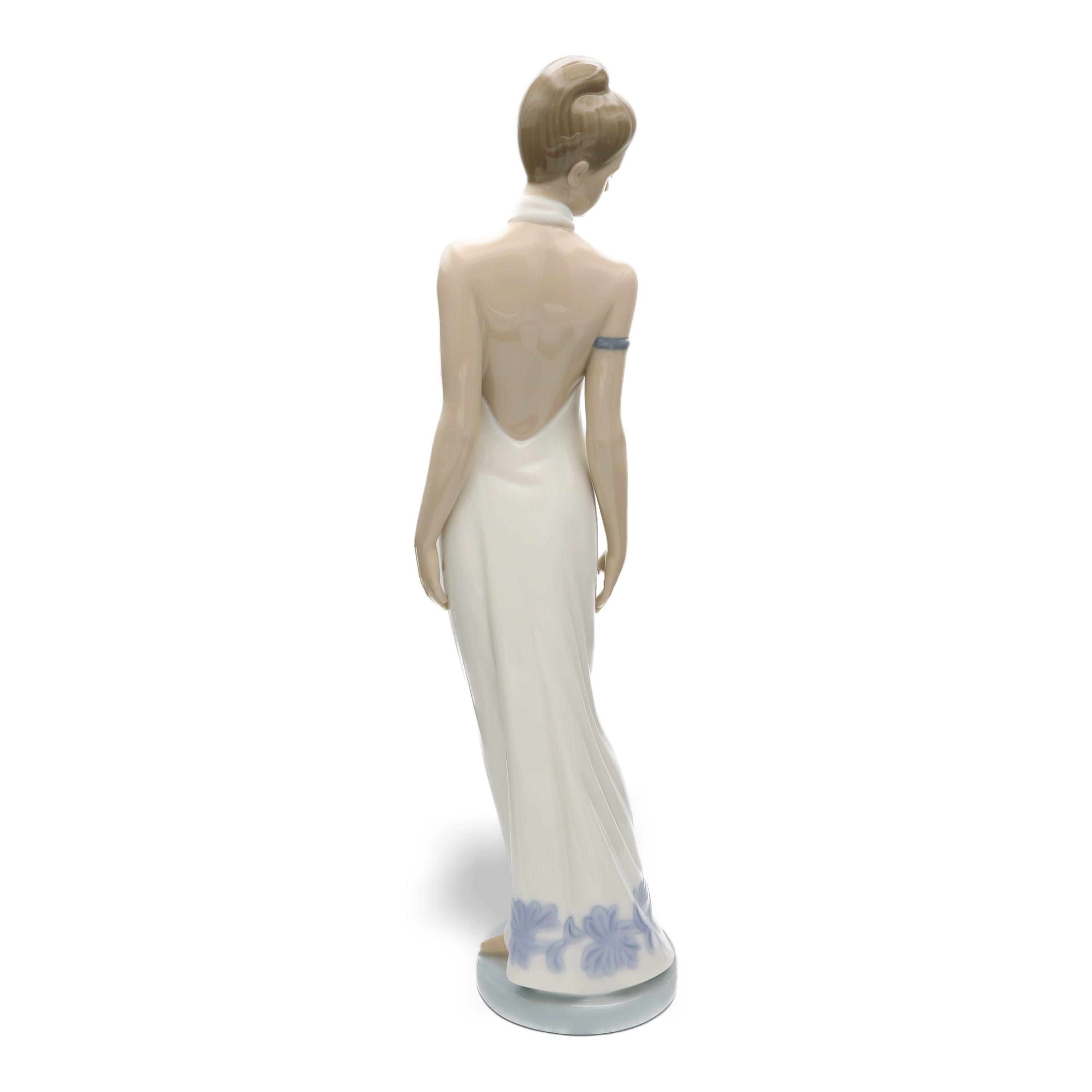 Nao Weißes Kleid Figur Von Lladro, Elegante Porzellanskulptur