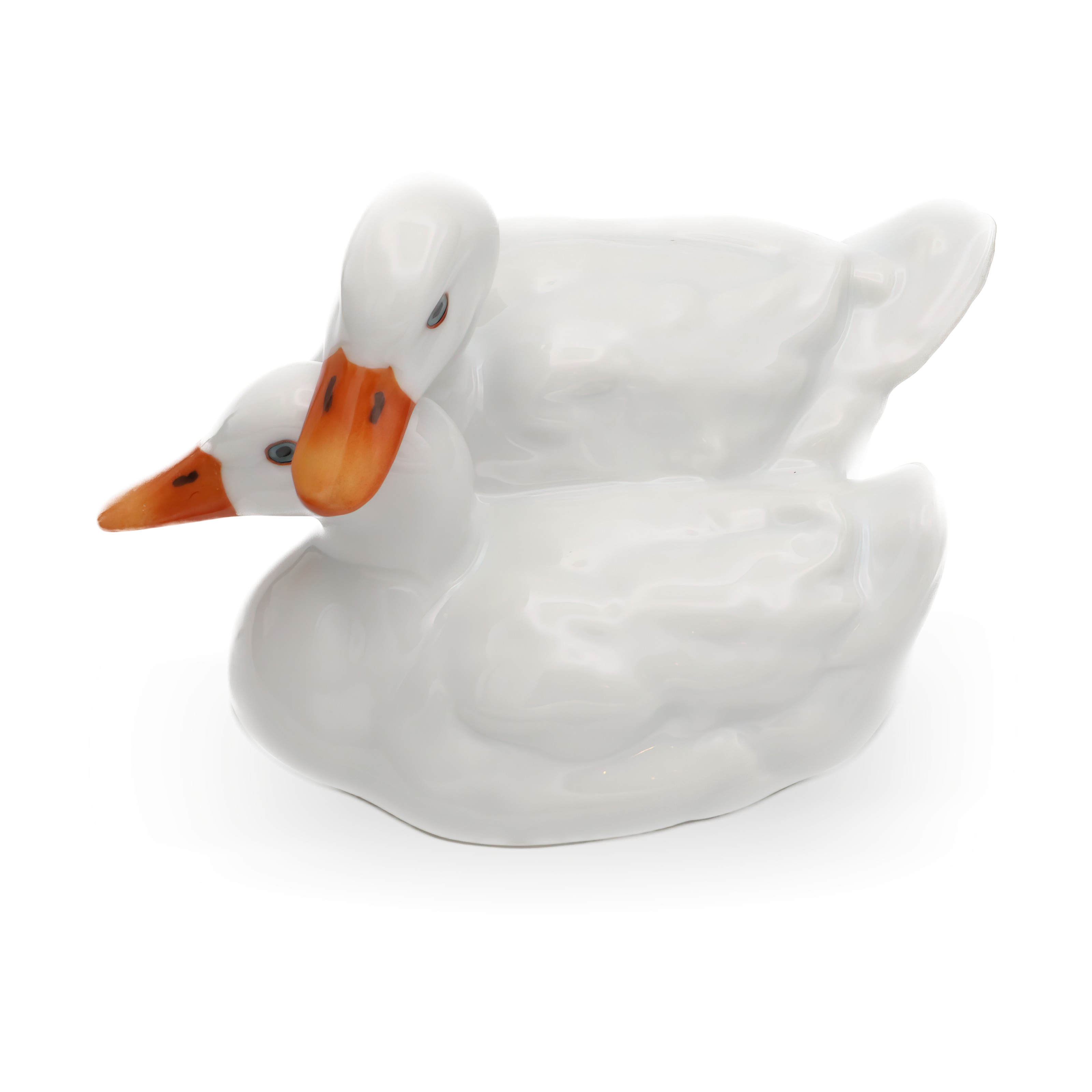 Herend Porzellanfigur Entenpaar, Nahaufnahme der handbemalten weißen Enten mit orangefarbenen Schnäbeln