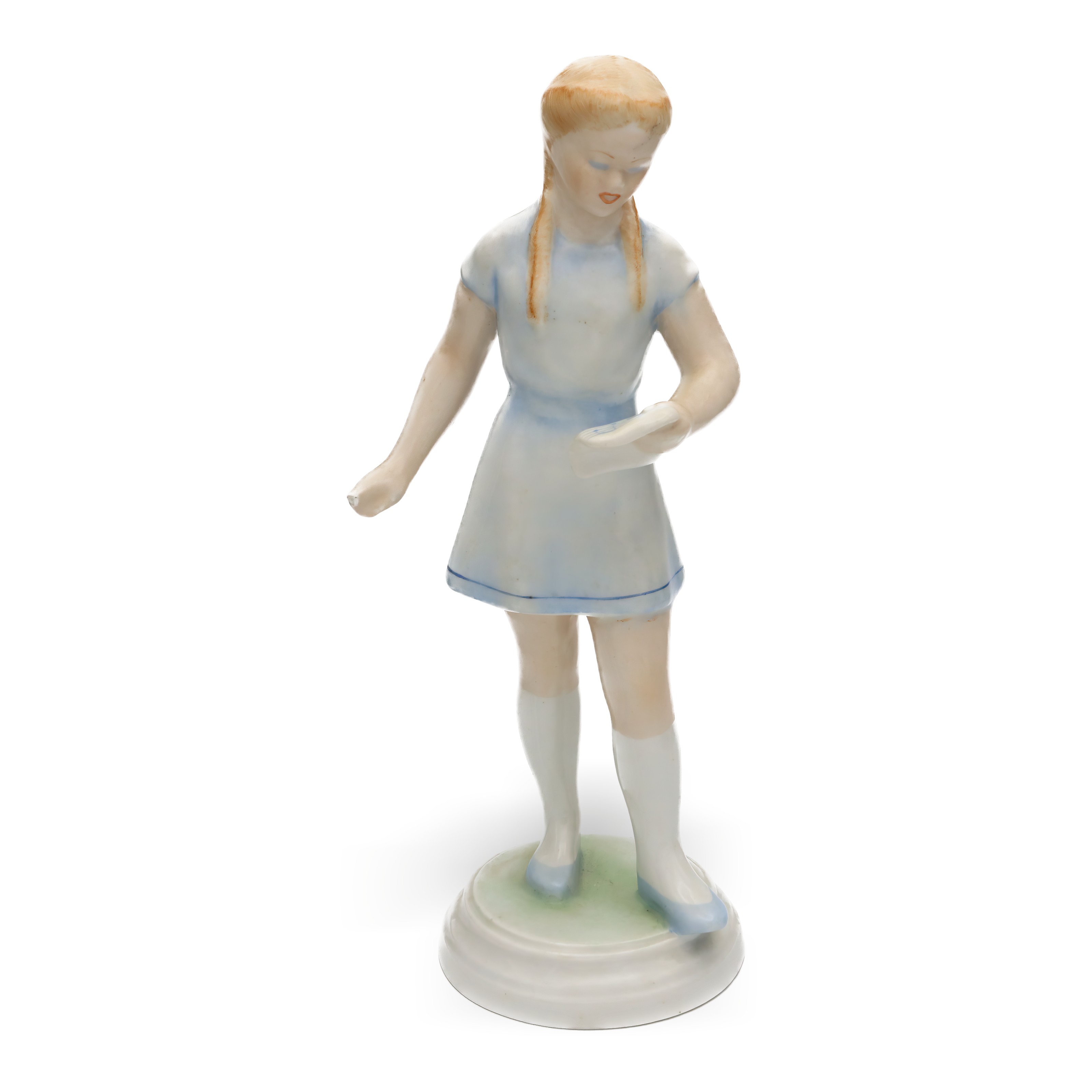 Porzellan Sängerin Figurenmädchen auf Sockel Gesamtansicht Porzellan Sängerin Figurenmädchen auf Sockel, Vintage Porzellanfigur eines singenden Mädchens mit Zöpfen und Notenblatt, Sammlerfigur für Dekoration