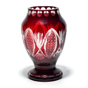 Breite Rote Kristallvase, Markantes Geometrisches Muster, Glas-Schnittkunst