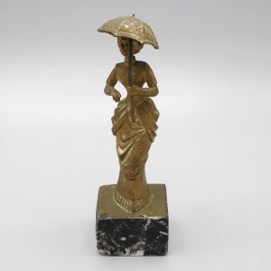 Antike Bronze-Dame Mit Sonnenschirm - Viktorianische Dame Im Kleid Mit Sonnenschirm Auf Marmorsockel - Art Déco-Figur