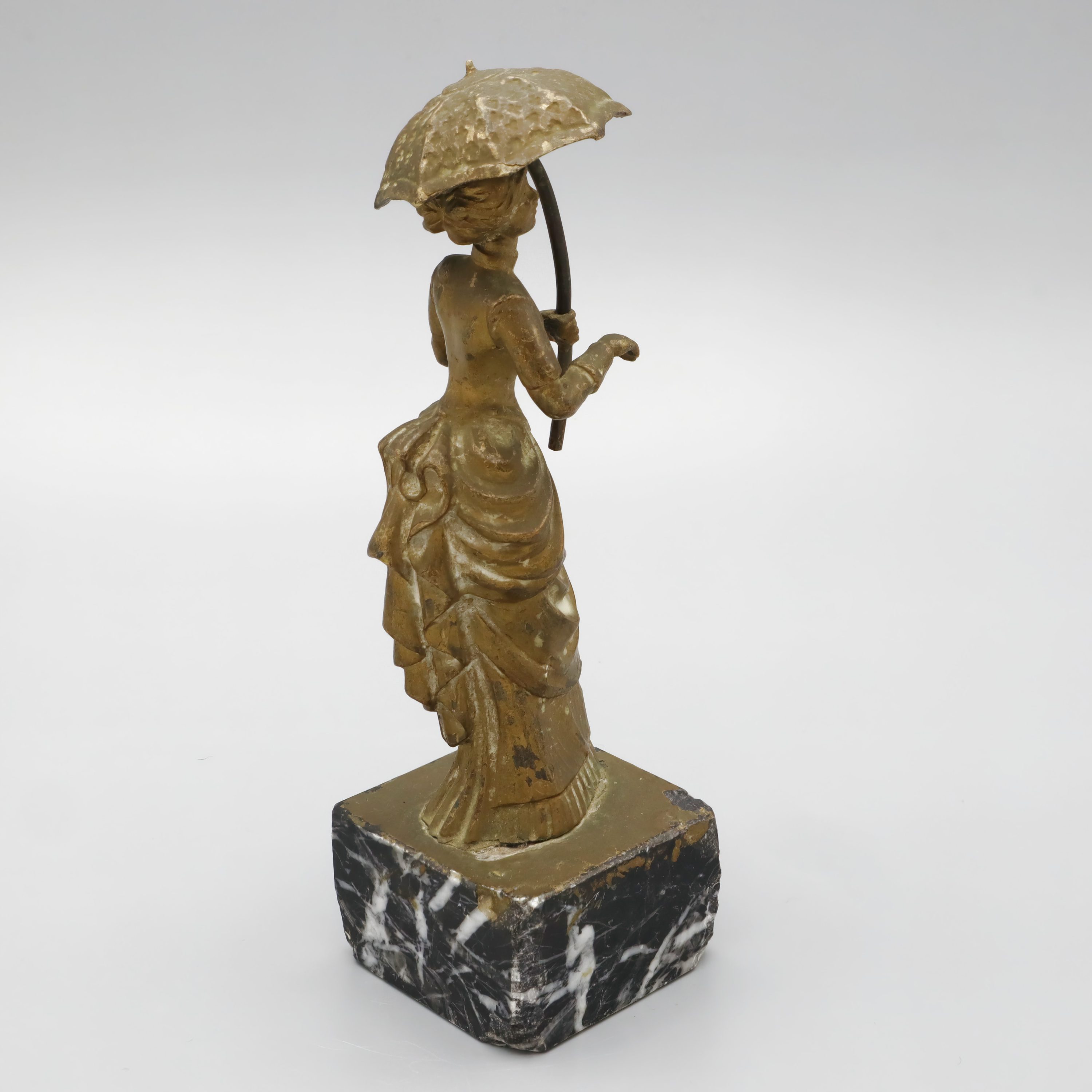 Antike Bronze-Dame Mit Sonnenschirm - Viktorianische Dame Im Kleid Mit Sonnenschirm Auf Marmorsockel - Art Déco-Figur