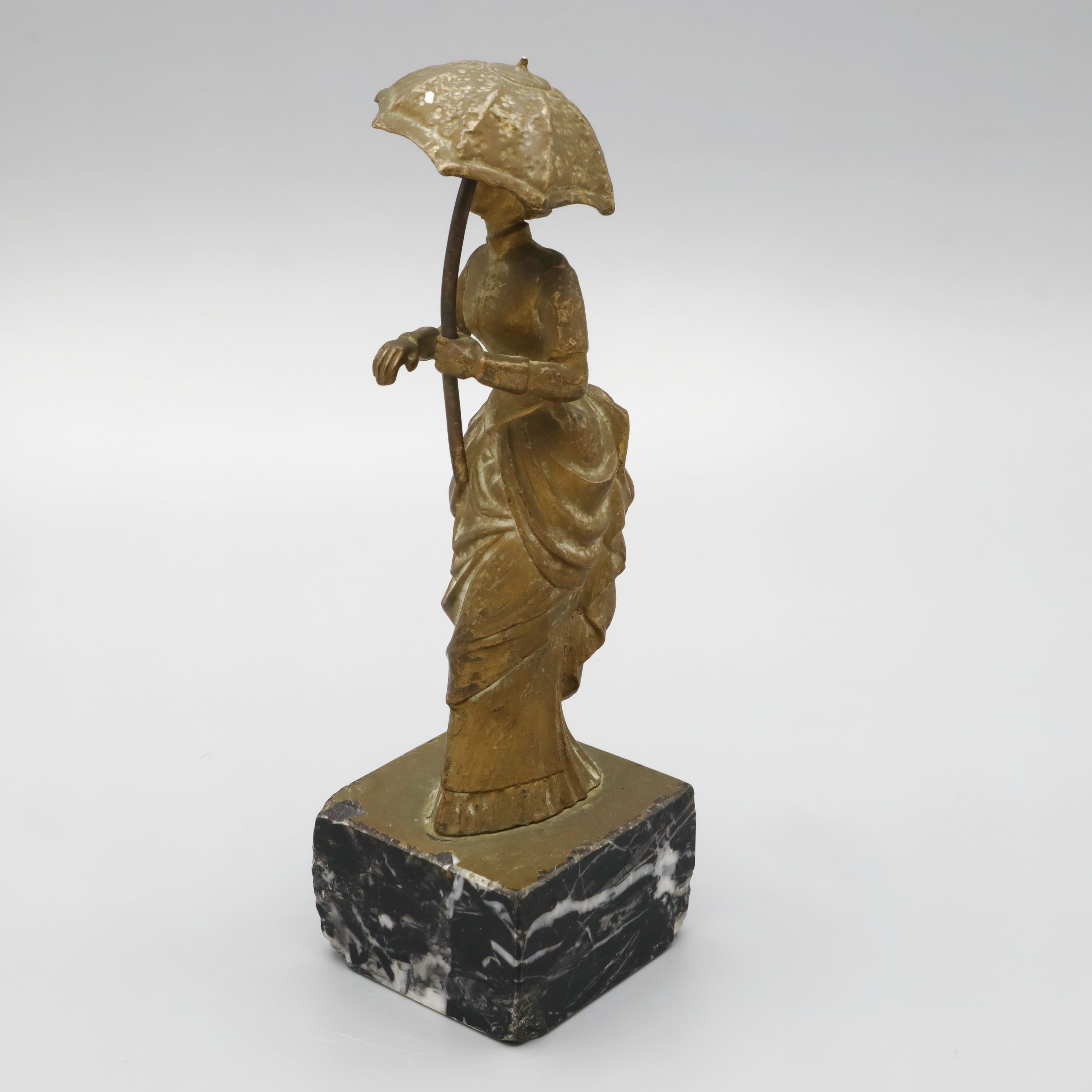 Antike Bronze-Dame Mit Sonnenschirm - Viktorianische Dame Im Kleid Mit Sonnenschirm Auf Marmorsockel - Art Déco-Figur