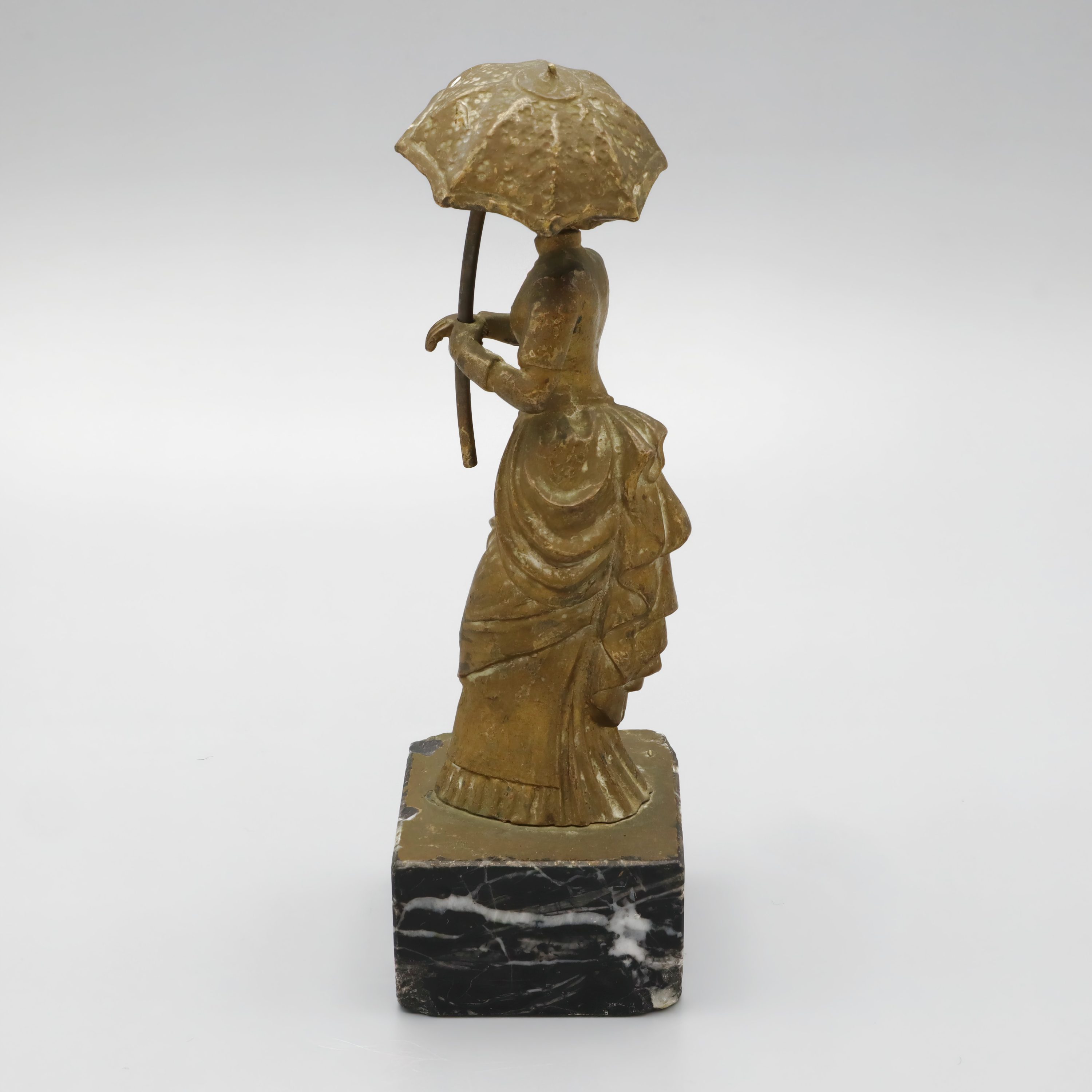 Antike Bronze-Dame Mit Sonnenschirm - Viktorianische Dame Im Kleid Mit Sonnenschirm Auf Marmorsockel - Art Déco-Figur