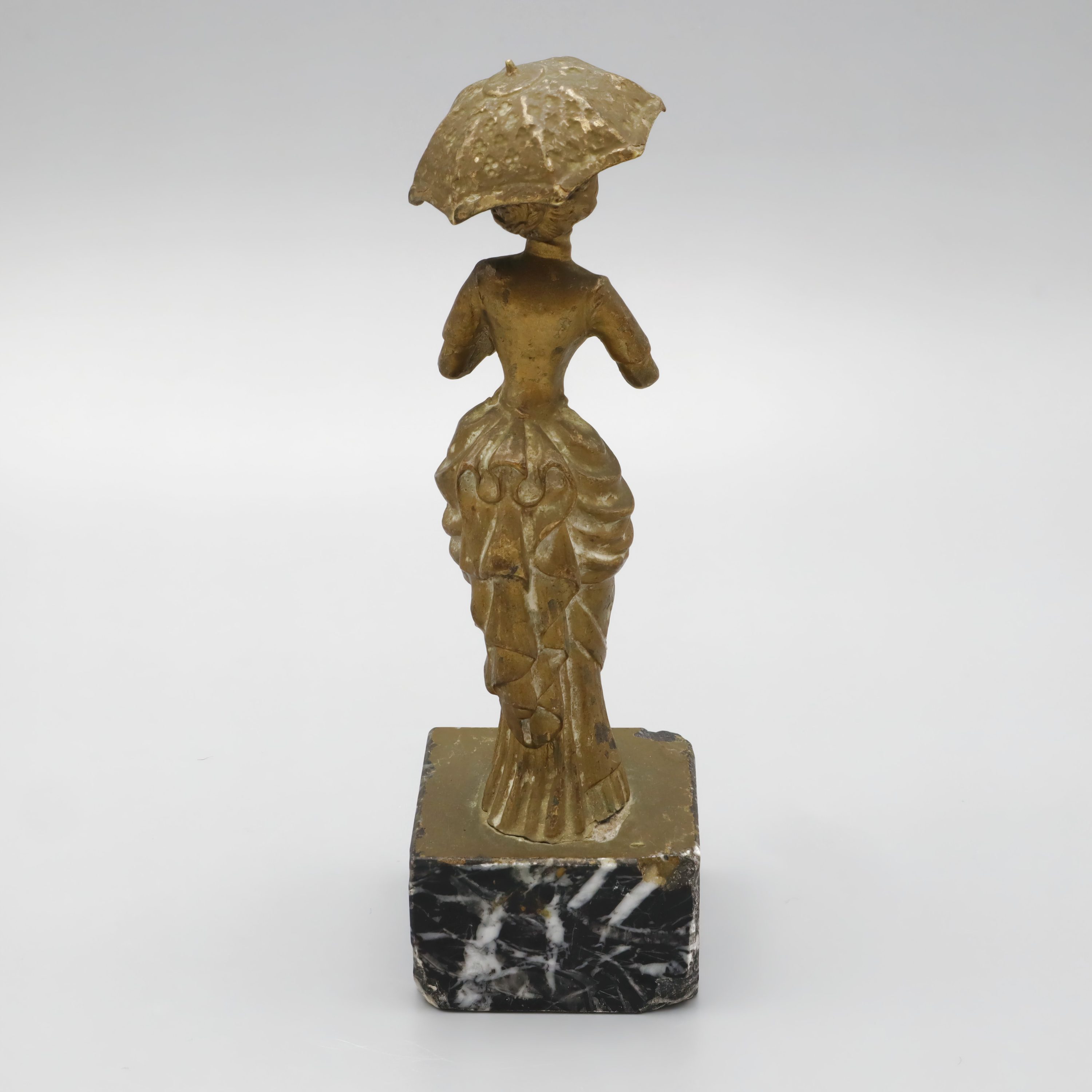 Antike Bronze-Dame Mit Sonnenschirm - Viktorianische Dame Im Kleid Mit Sonnenschirm Auf Marmorsockel - Art Déco-Figur