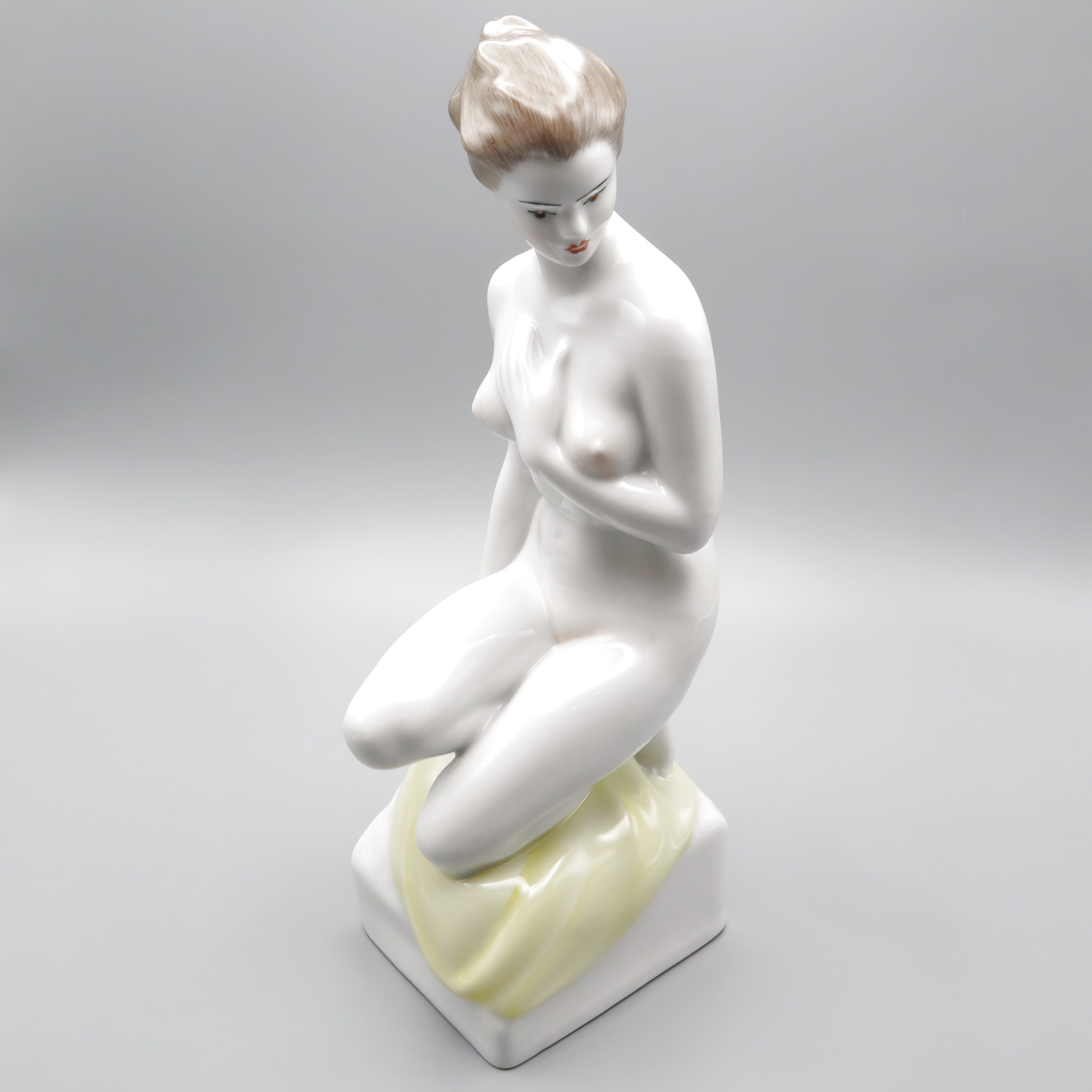 Art-Déco-Aktfigurine - Frau In Anmutiger Pose - Große Handbemalte Porzellanfigur - Vintage Art-Déco-Wohnaccessoire