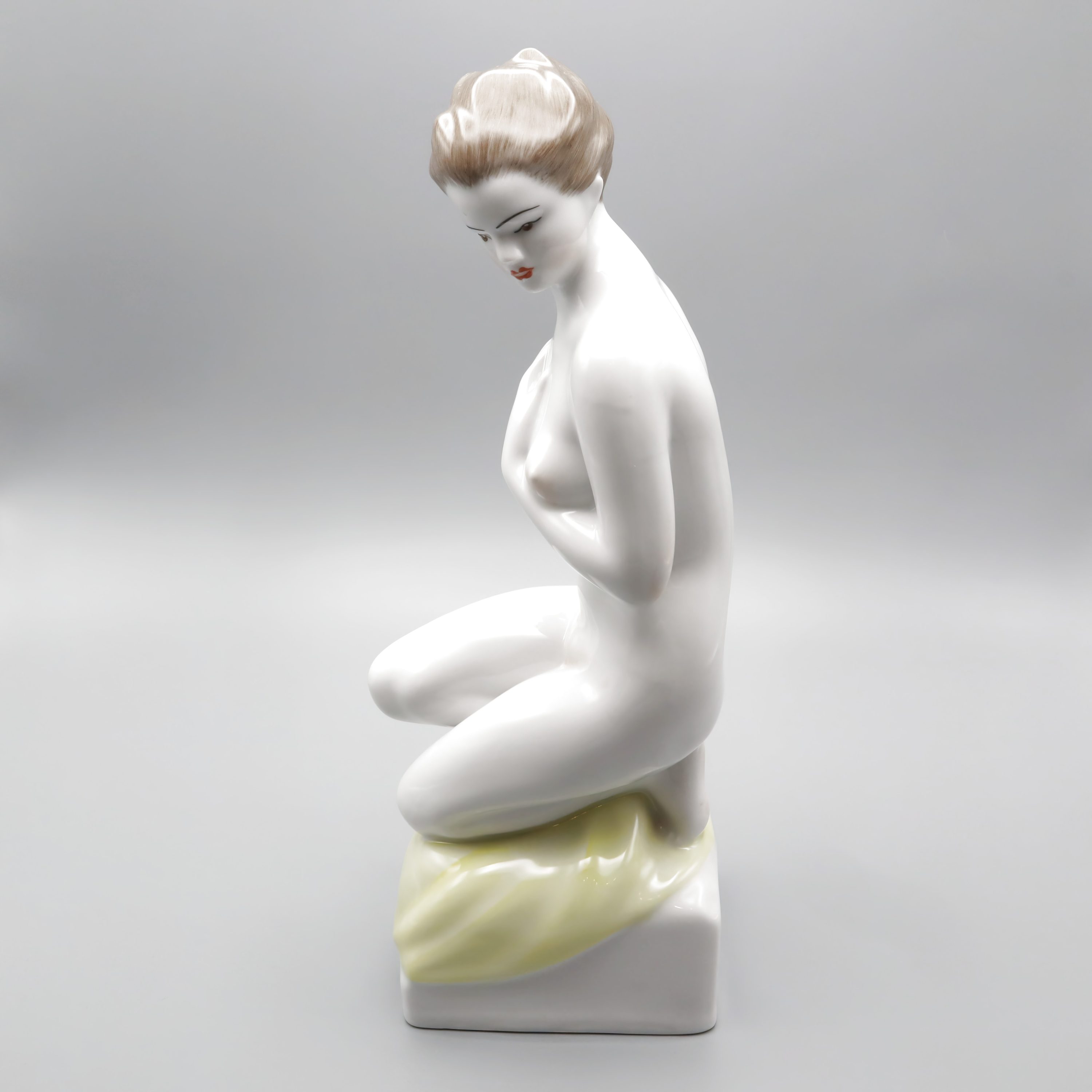 Art-Déco-Aktfigurine - Frau In Anmutiger Pose - Große Handbemalte Porzellanfigur - Vintage Art-Déco-Wohnaccessoire