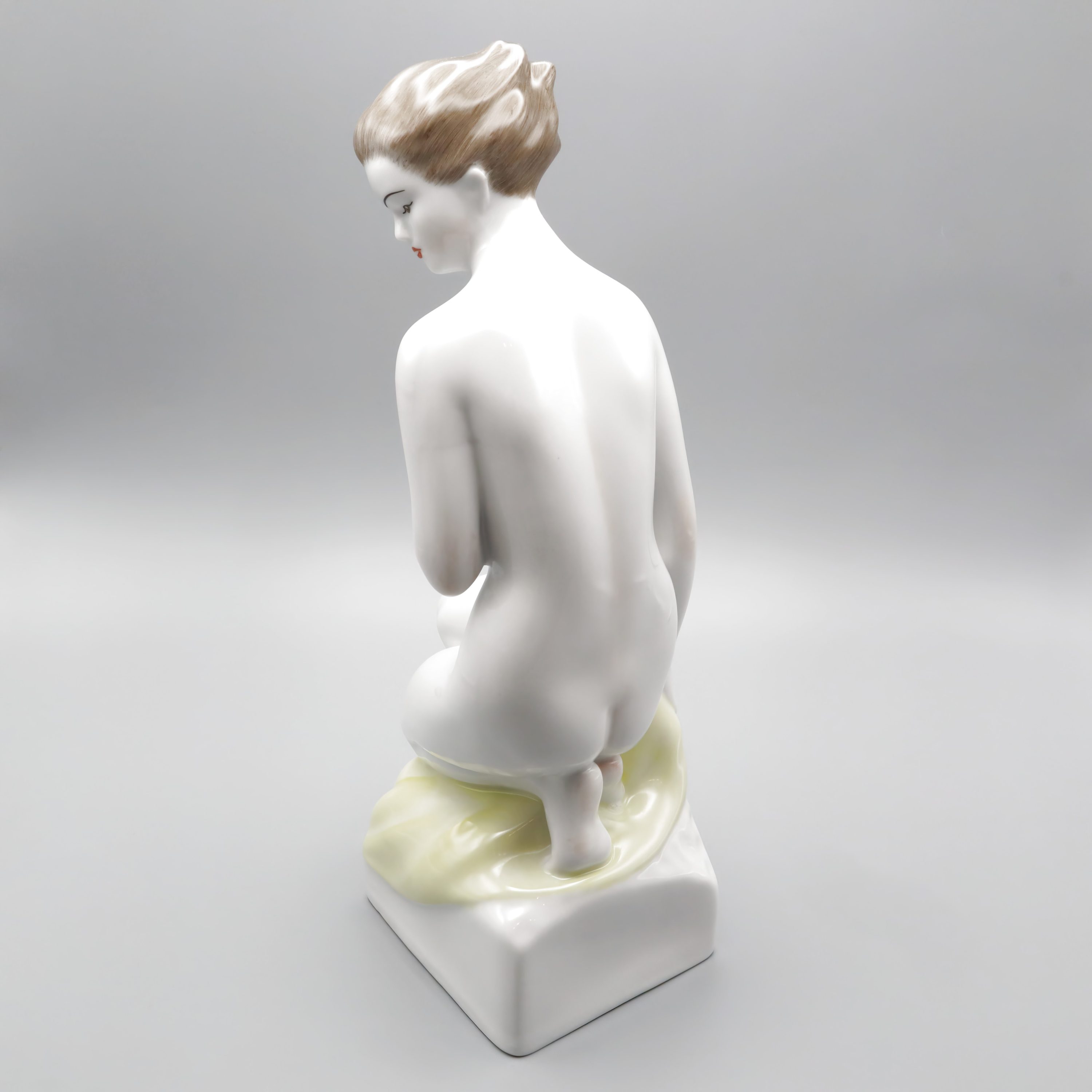 Art-Déco-Aktfigurine - Frau In Anmutiger Pose - Große Handbemalte Porzellanfigur - Vintage Art-Déco-Wohnaccessoire