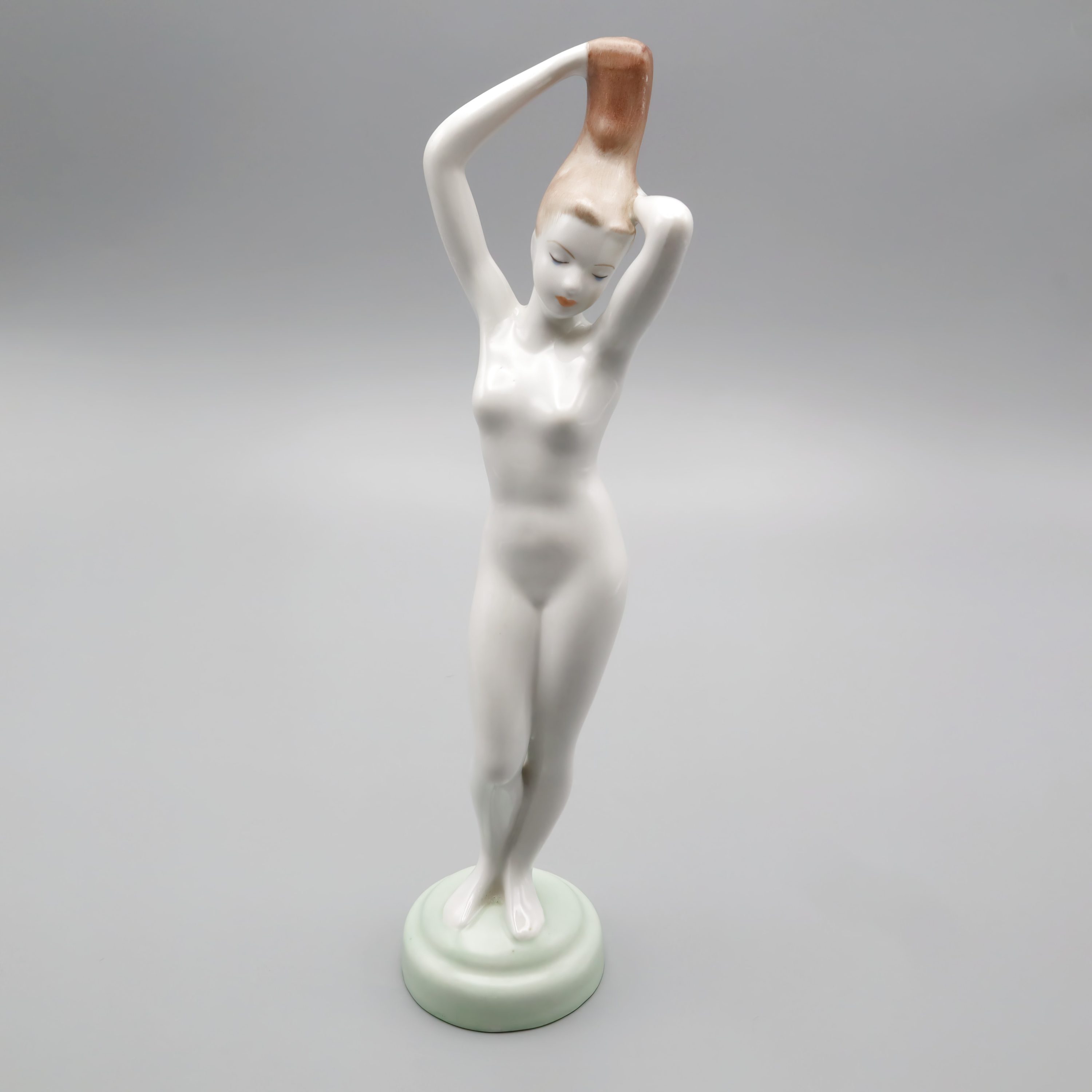 Art Deco Akt Porzellan - Die Eitelkeit Der Kassiopeia - Dame Bürstet Anmutig Ihr Haar - 1970er Vintage