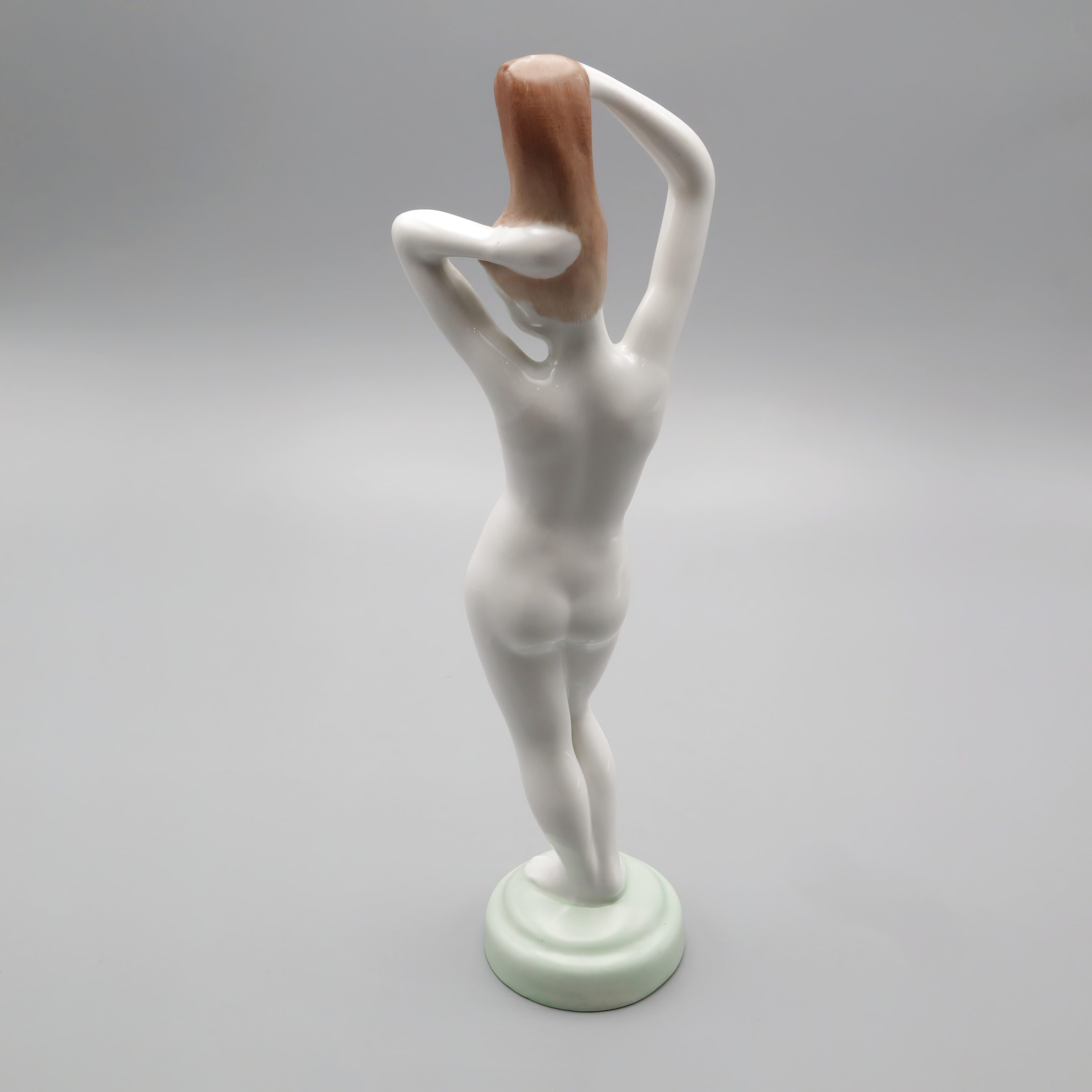 Art Deco Akt Porzellan - Die Eitelkeit Der Kassiopeia - Dame Bürstet Anmutig Ihr Haar - 1970er Vintage