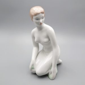 Kniende Frau Statue - Akt Porzellanfigur Aquincum Ungarn 1970 - Vintage Figur - Sammlerstück Ungarische Kunst - Mid-Century Modern Dekor