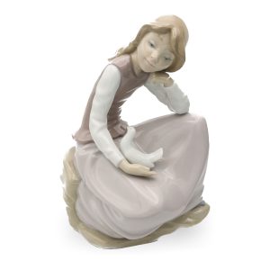 Lladro Figur - Vintage NAO Porzellan Fröhliches Mädchen Kniend - Mit Weißer Taube In Der Hand - 1981 - Aus Dem Programm Genommen