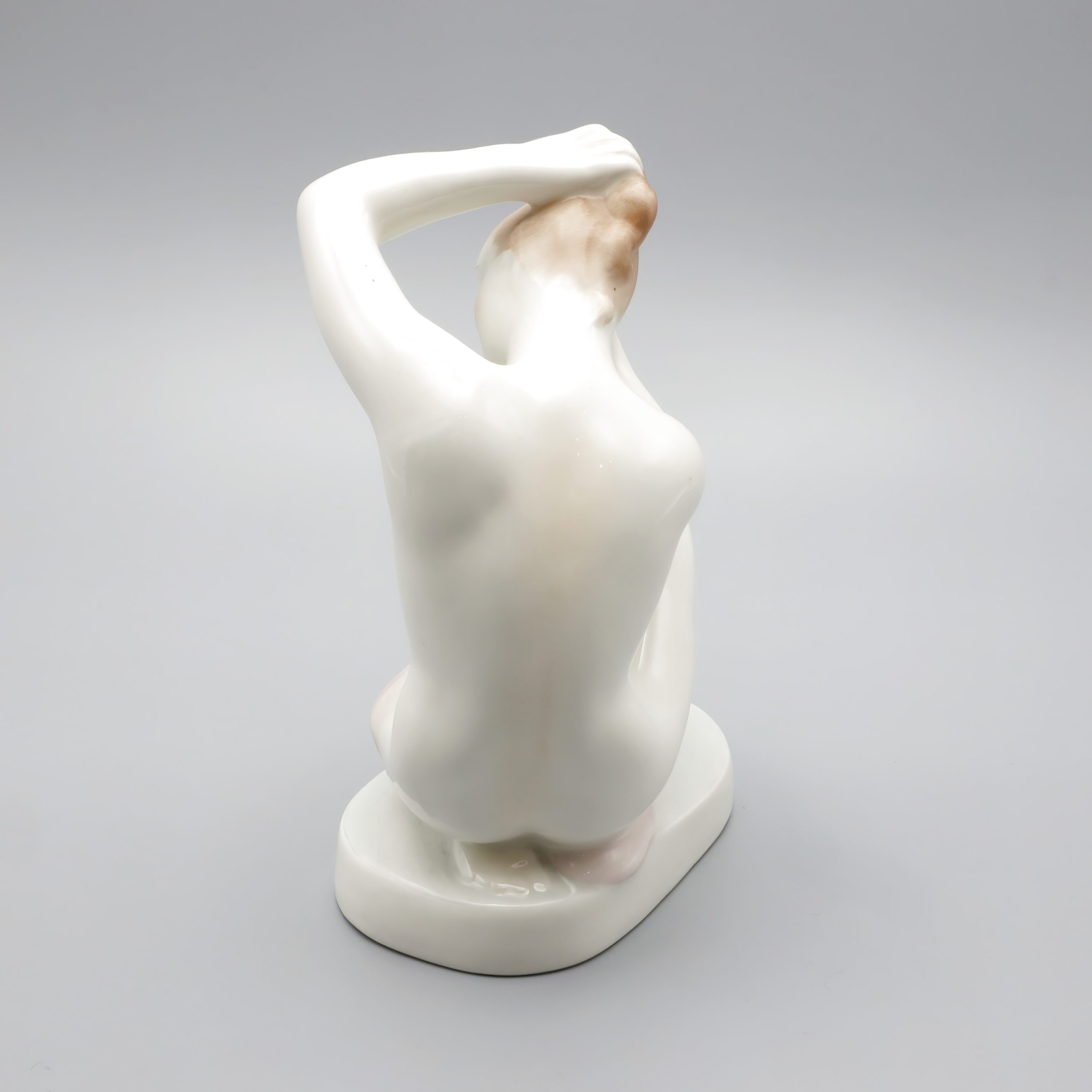 Porzellanfigur Nackte Dame - Ariadne Beim Kämmen - Sich Ankleidende Frau - Vintage Aquincum Porzellan Aus Den 1970er Jahren