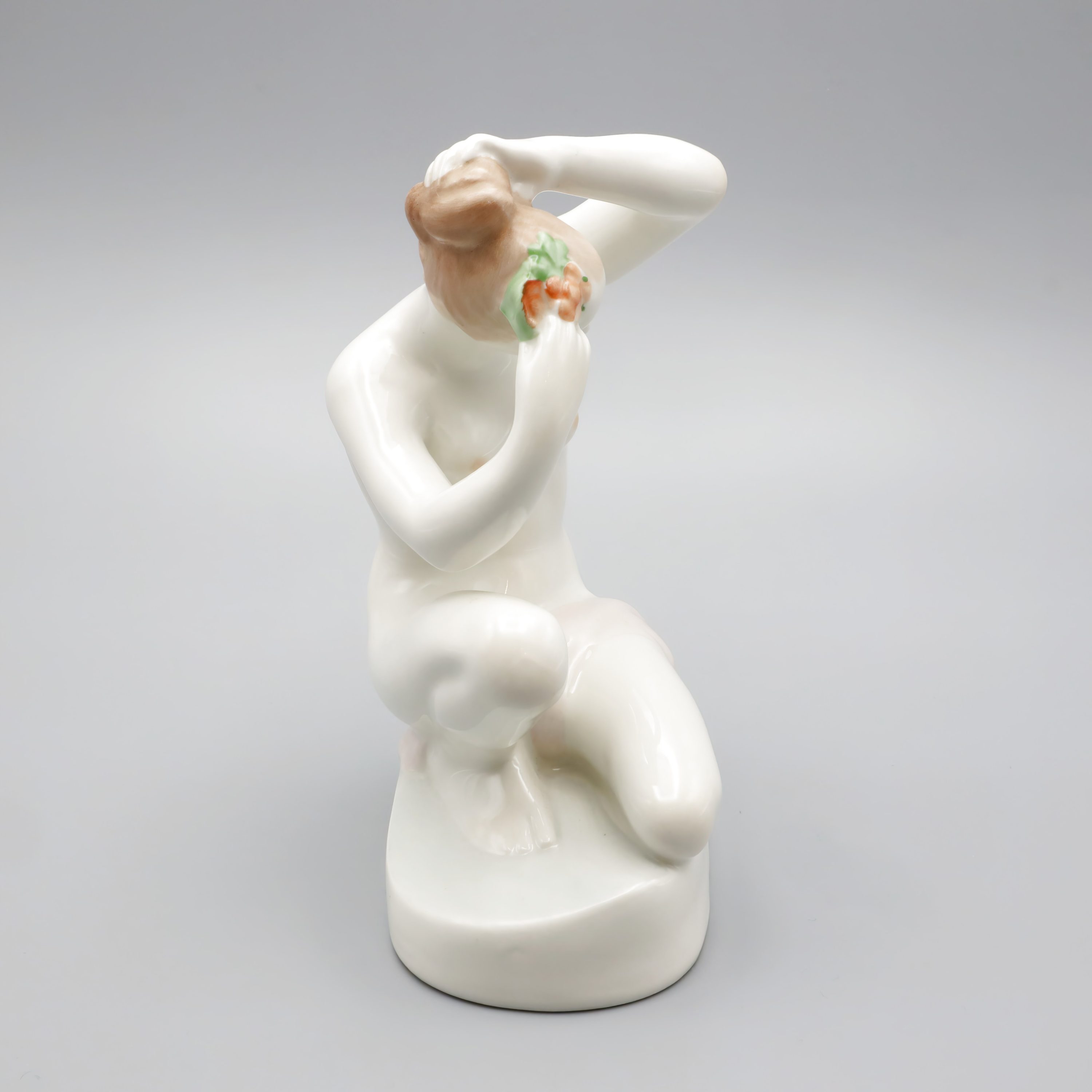 Porzellanfigur Nackte Dame - Ariadne Beim Kämmen - Sich Ankleidende Frau - Vintage Aquincum Porzellan Aus Den 1970er Jahren