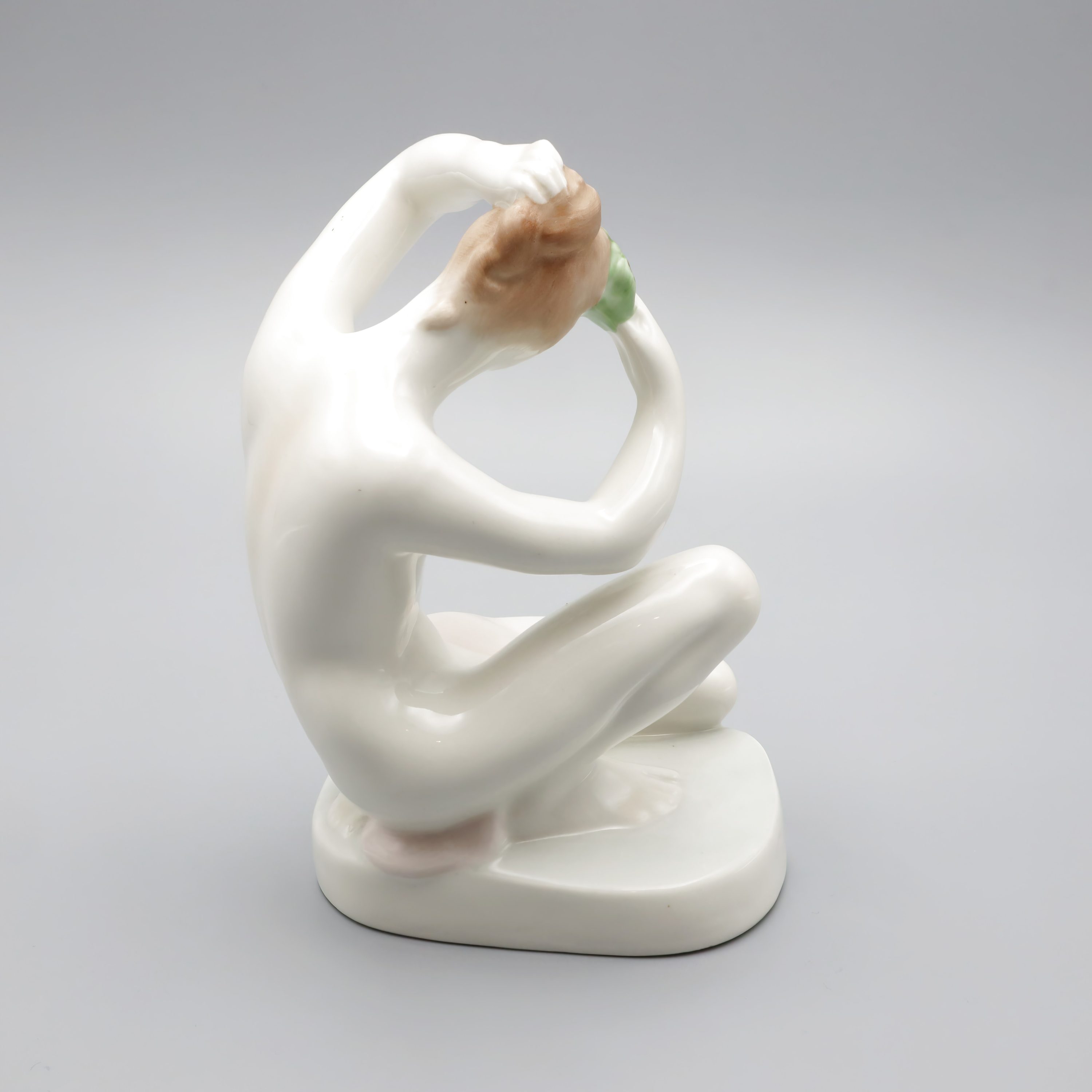 Porzellanfigur Nackte Dame - Ariadne Beim Kämmen - Sich Ankleidende Frau - Vintage Aquincum Porzellan Aus Den 1970er Jahren