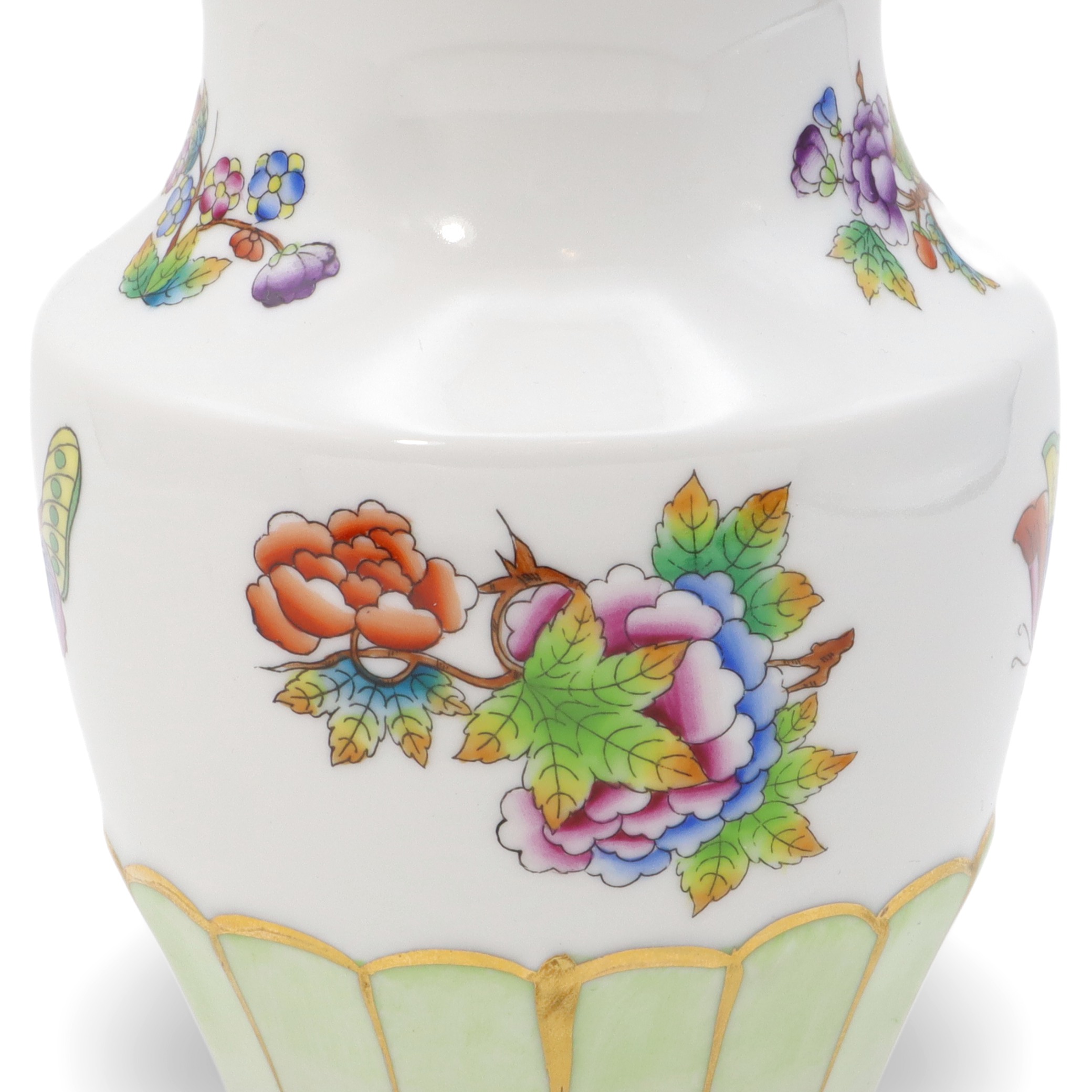 Herend Queen Victoria Kleine Vase - Goldener Rock - Schmetterlingsmotiv - Vintage Handbemalte Vase Thumbnail for Herend Queen Victoria Kleine Vase - Goldener Rock - Schmetterlingsmotiv - Vintage Handbemalte Vase